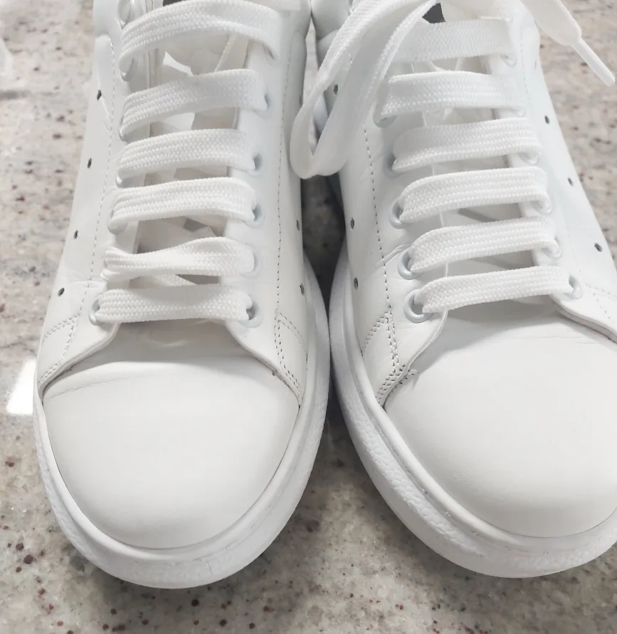 Q2 White Leather Sneakers thumbnail