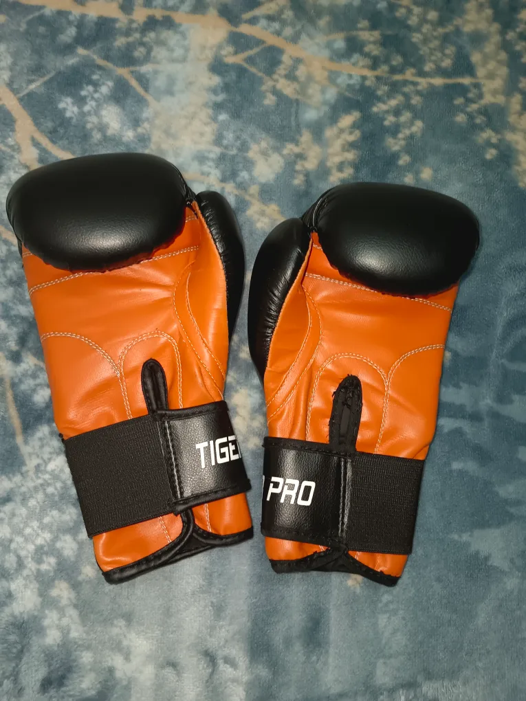 Tiger Pro Boxing Gloves - 8oz thumbnail
