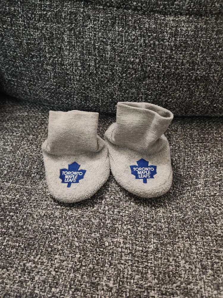 NHL Toronto Maple Leaf Baby Booties/Slippers-Size 18-24 months image indicator(3)