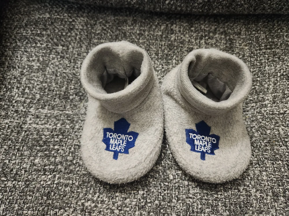 NHL Toronto Maple Leaf Baby Booties/Slippers-Size 18-24 months image indicator(7)