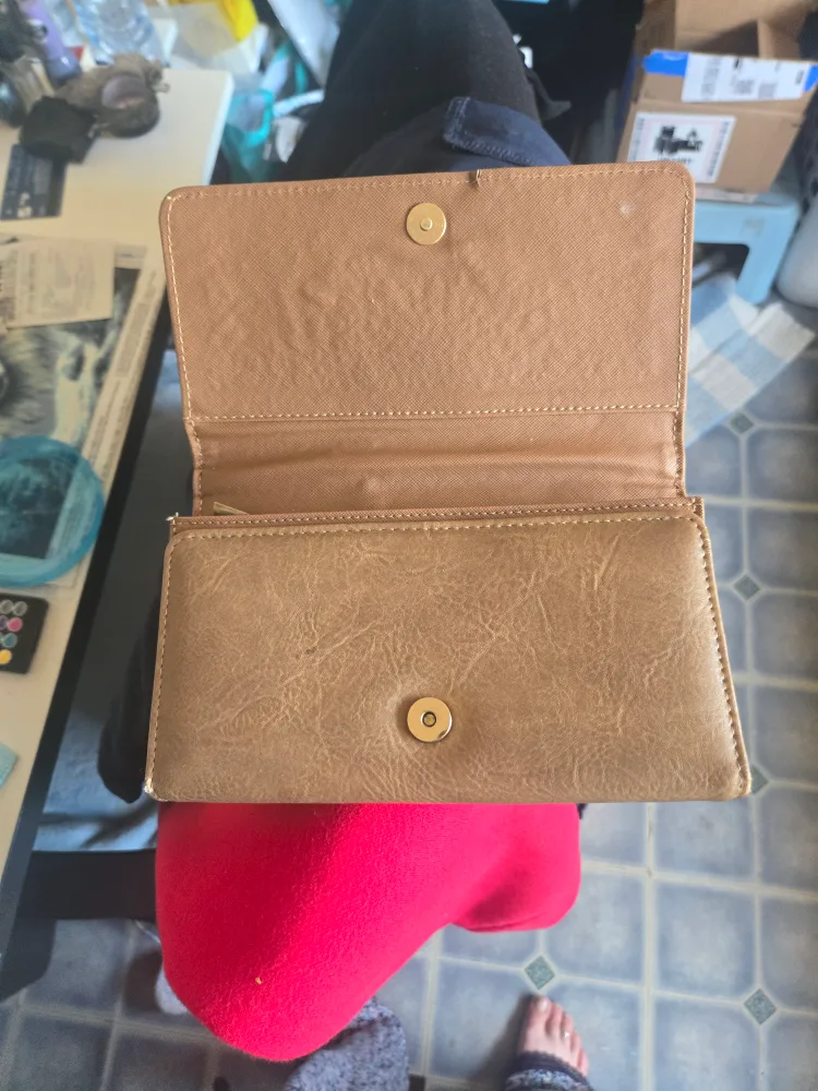 Tan Wallet image indicator(2)