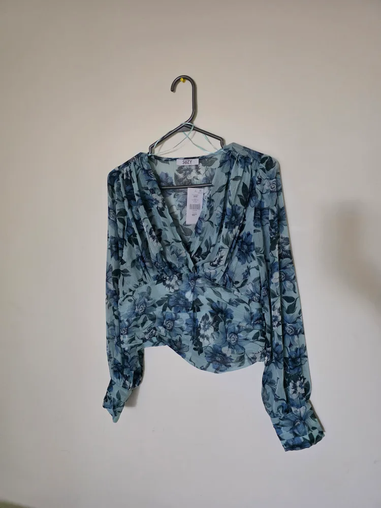 New Tagged Suzy Shier Floral Blouse image indicator(2)