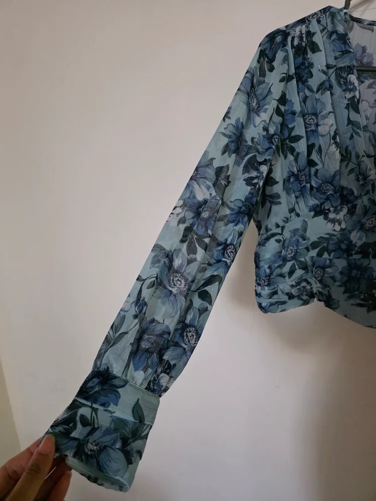 New Tagged Suzy Shier Floral Blouse image indicator(4)