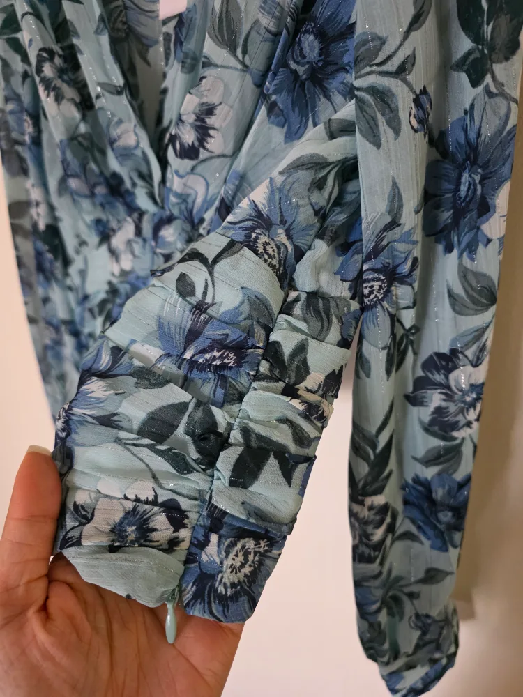 New Tagged Suzy Shier Floral Blouse image indicator(5)