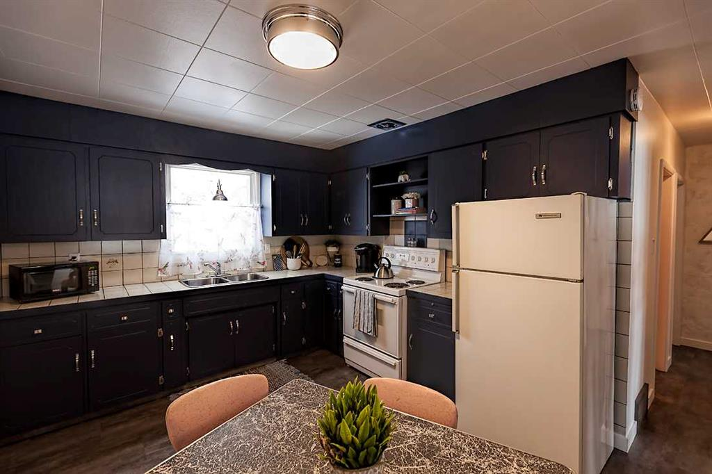 2 Bedrooms 1 Bath , main floor for rent - photo 3