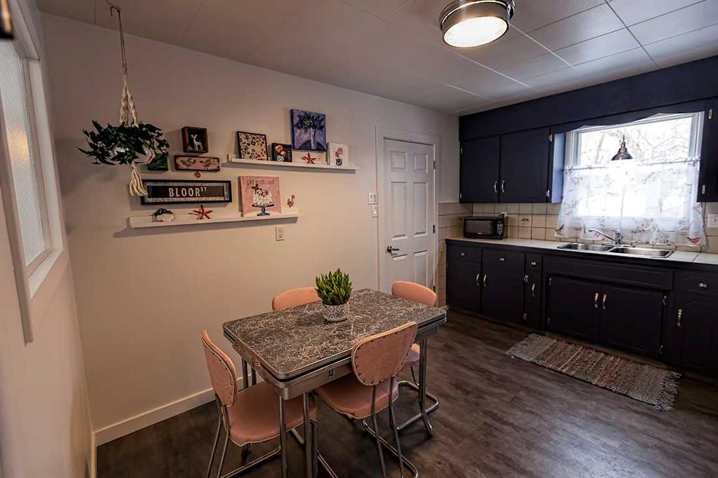 2 Bedrooms 1 Bath , main floor for rent - photo 4