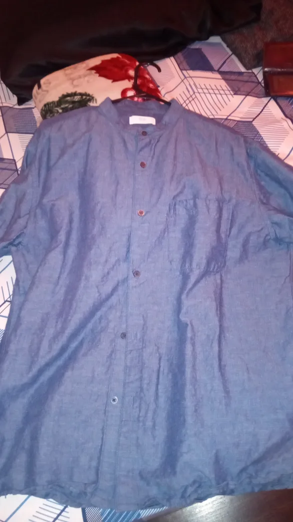 Uniqlo Blue Button-Up Shirt (Size L) image indicator(3)