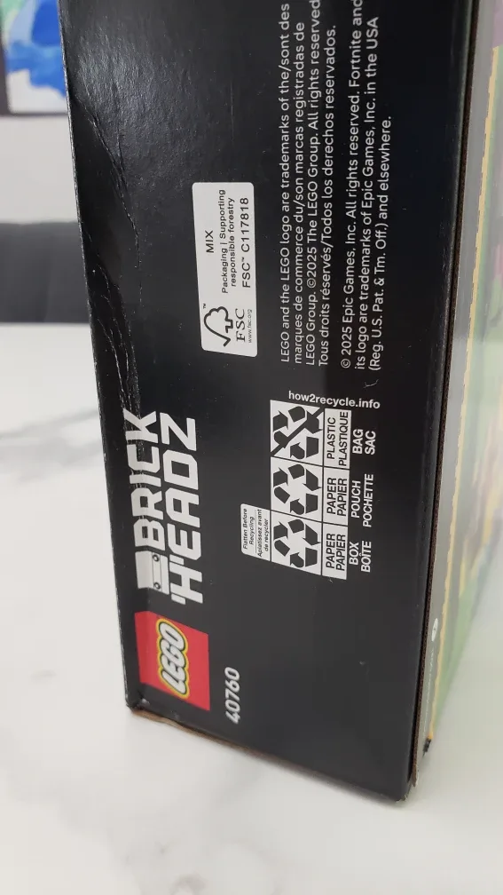 LEGO BrickHeadz Fortnite Cuddle Team Leader 40760 image indicator(3)