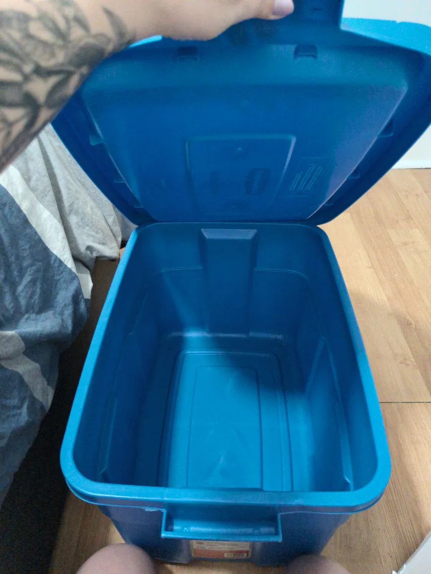 Rubbermaid Roughneck 53L Storage Bin image indicator(3)