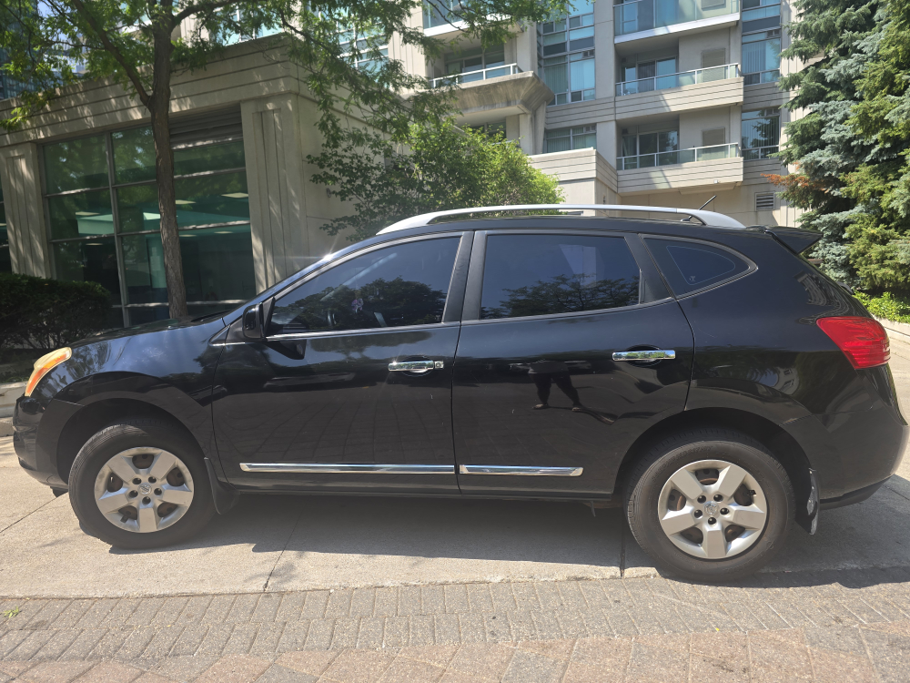 Nissan Rogue Black SUV - photo 4