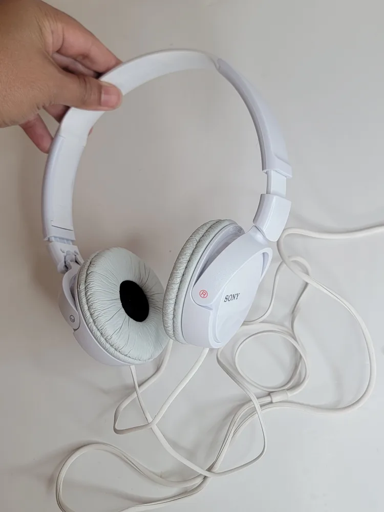 Sony White Headphones image indicator(5)