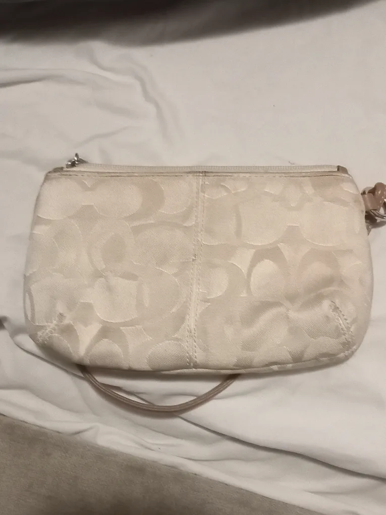 Coach Wristlet image indicator(2)