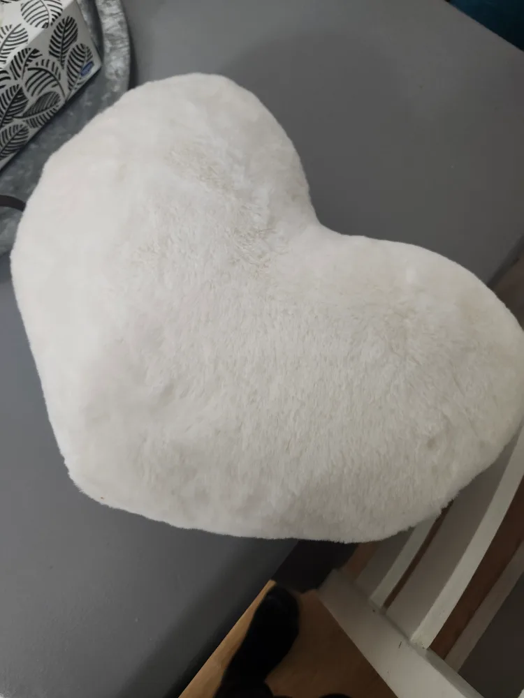 White Heart-Shaped Pillow image indicator(4)