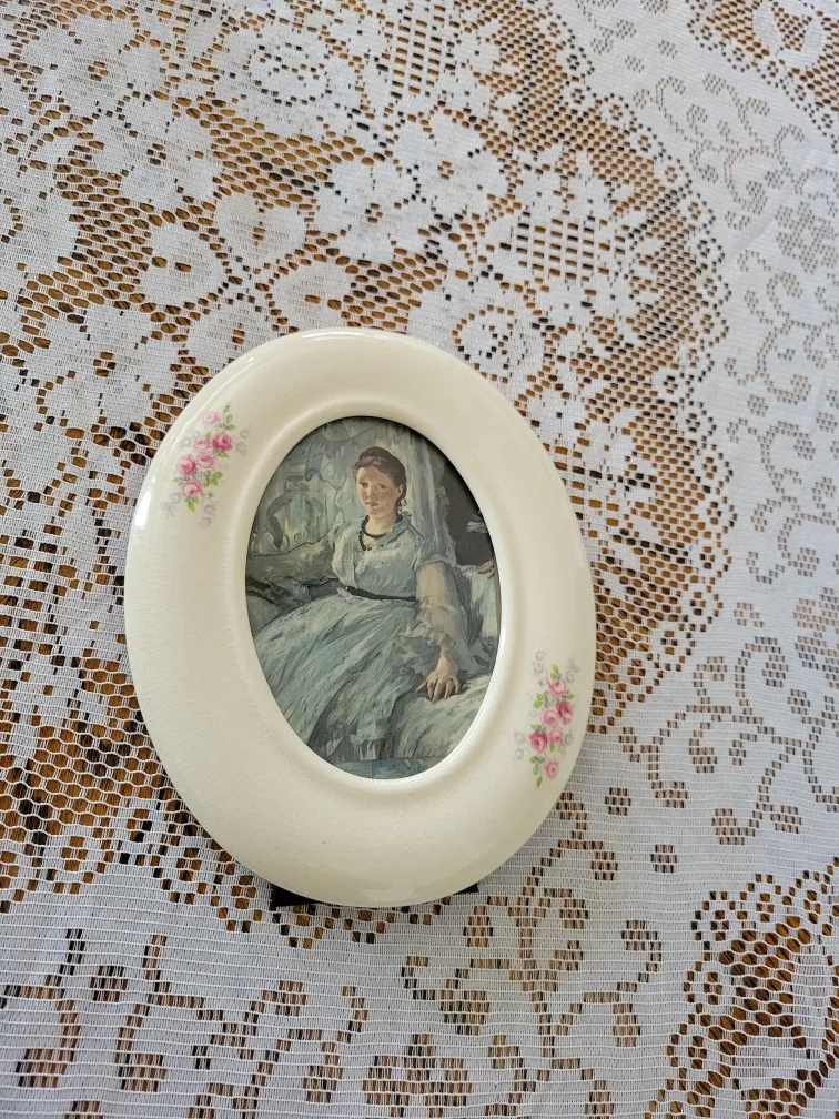 Vintage Oval Picture Frame with Floral Design .art image indicator(2)