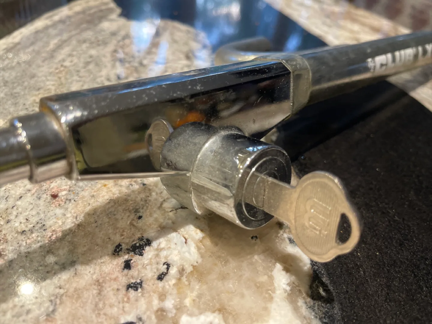 The Club LX Steering Wheel Lock image indicator(3)