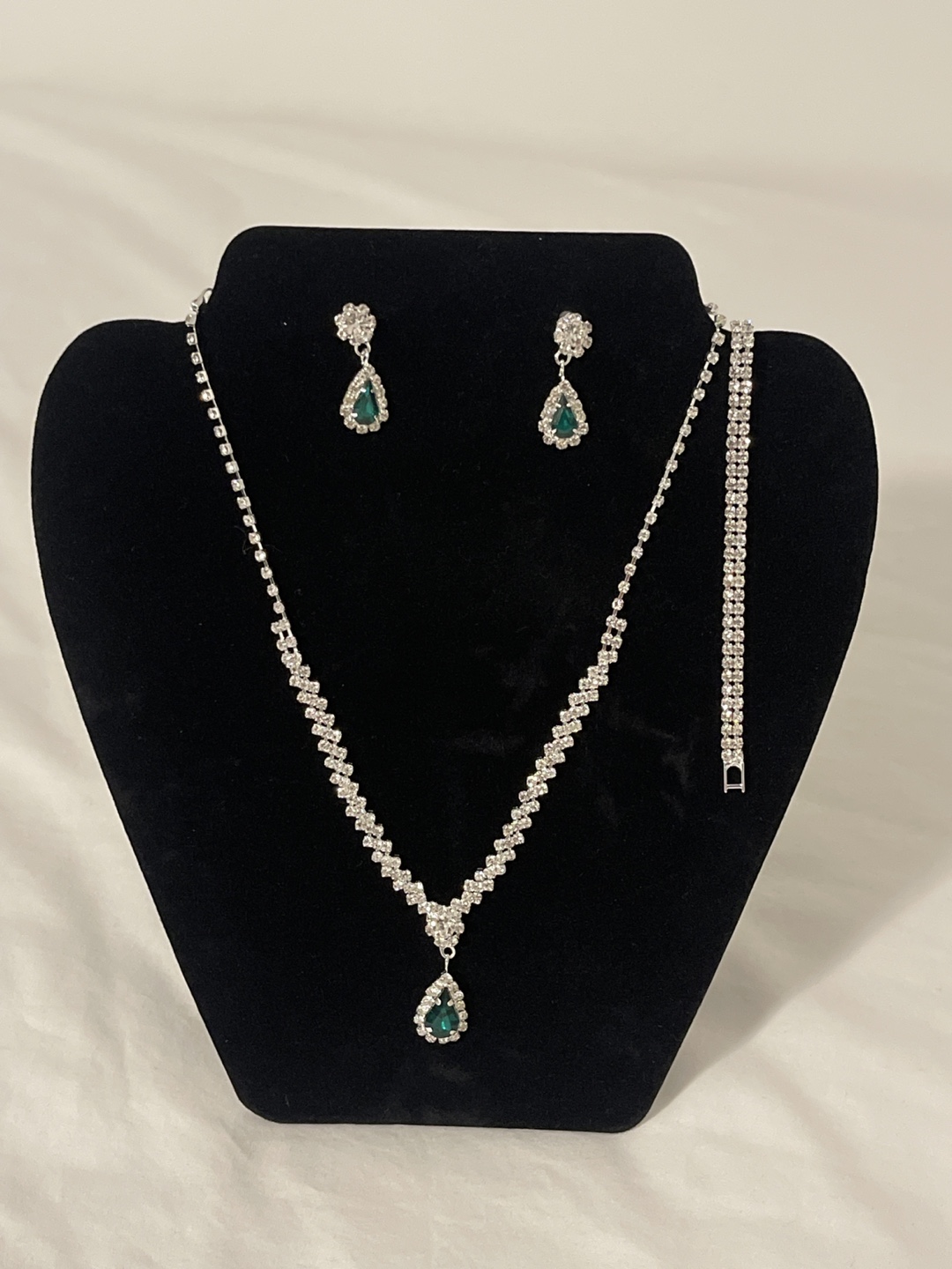 Jewellery Set: Necklace, Bracelet, Earrings