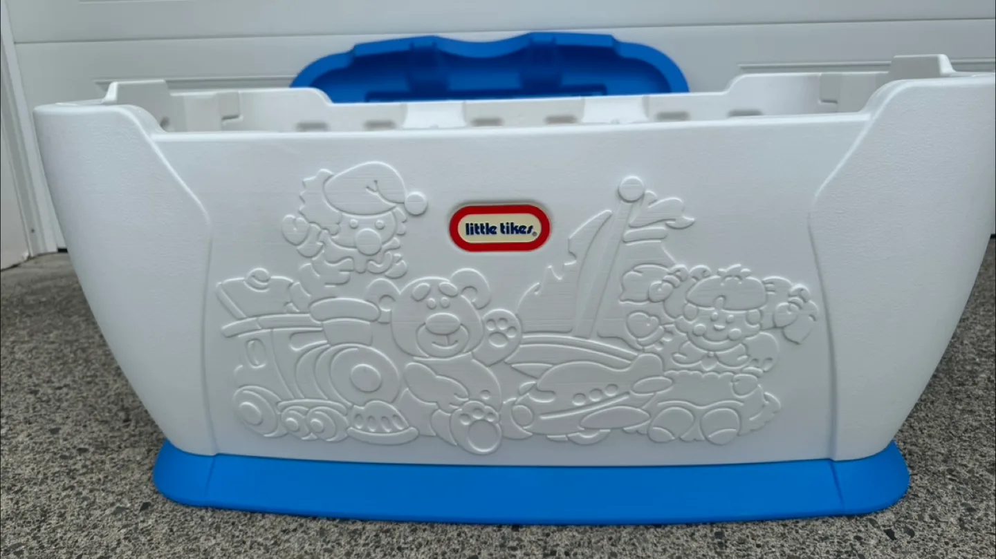 Little Tikes Toy Chest - Blue & White image indicator(3)
