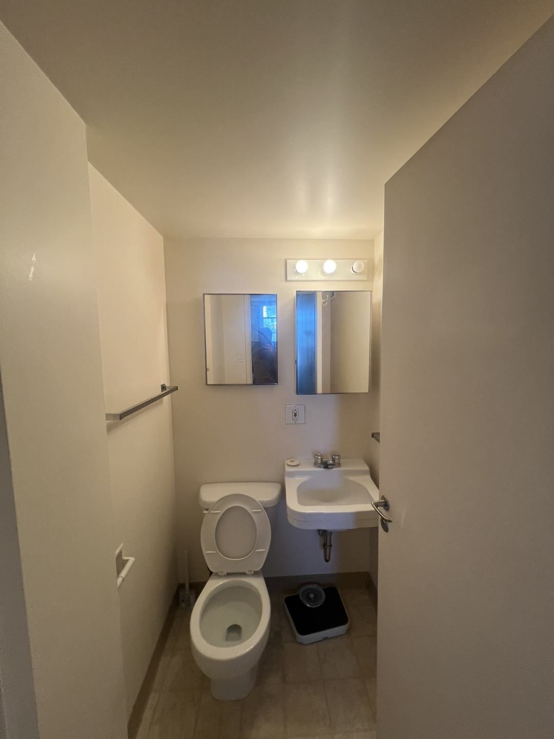 PRIVATE ROOM FOR RENT DOWNTOWN- FEMALE ONLY - photo 3