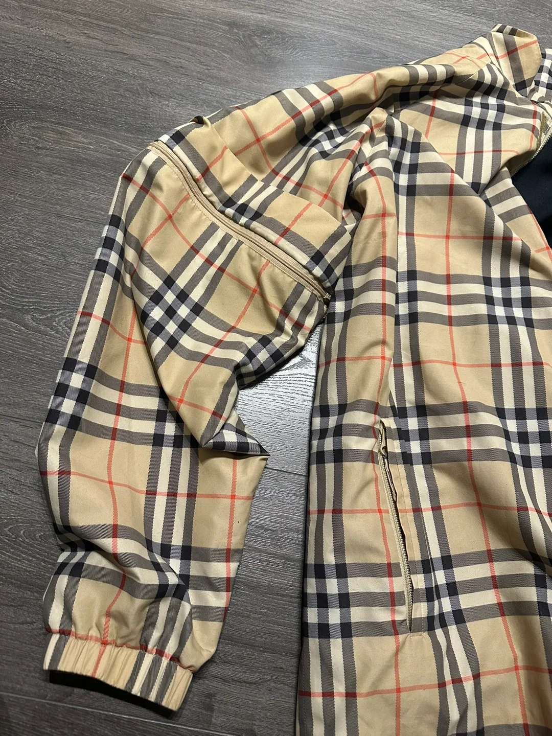 100% Authentic Burberry Golf Jacket Check Mens L image indicator(4)