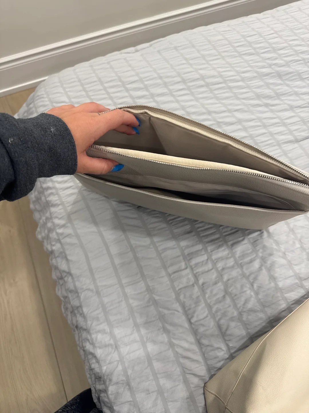 Beige Tote Bag & Laptop Case Set image indicator(2)