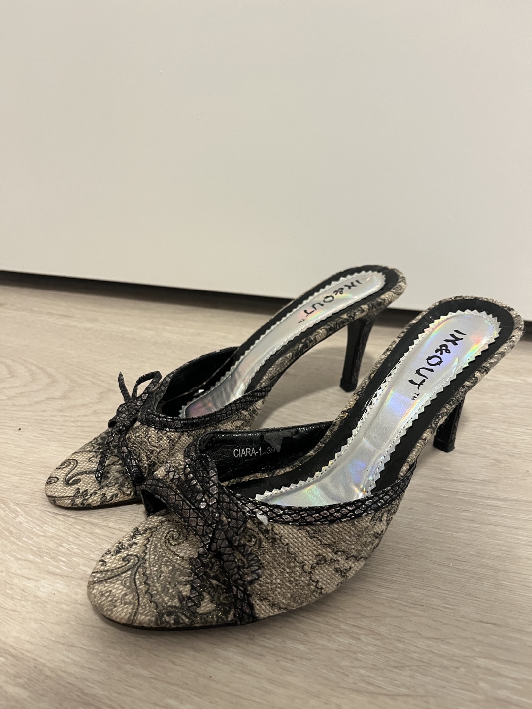 In & Out vintage kitten heals  - Size 8