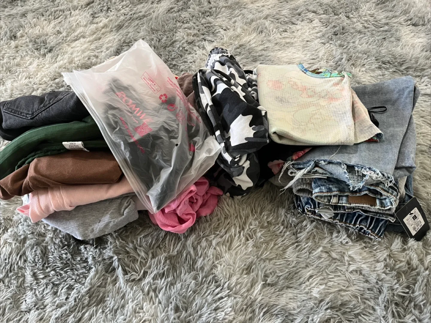 HUGE CLOTHES BUNDLE thumbnail