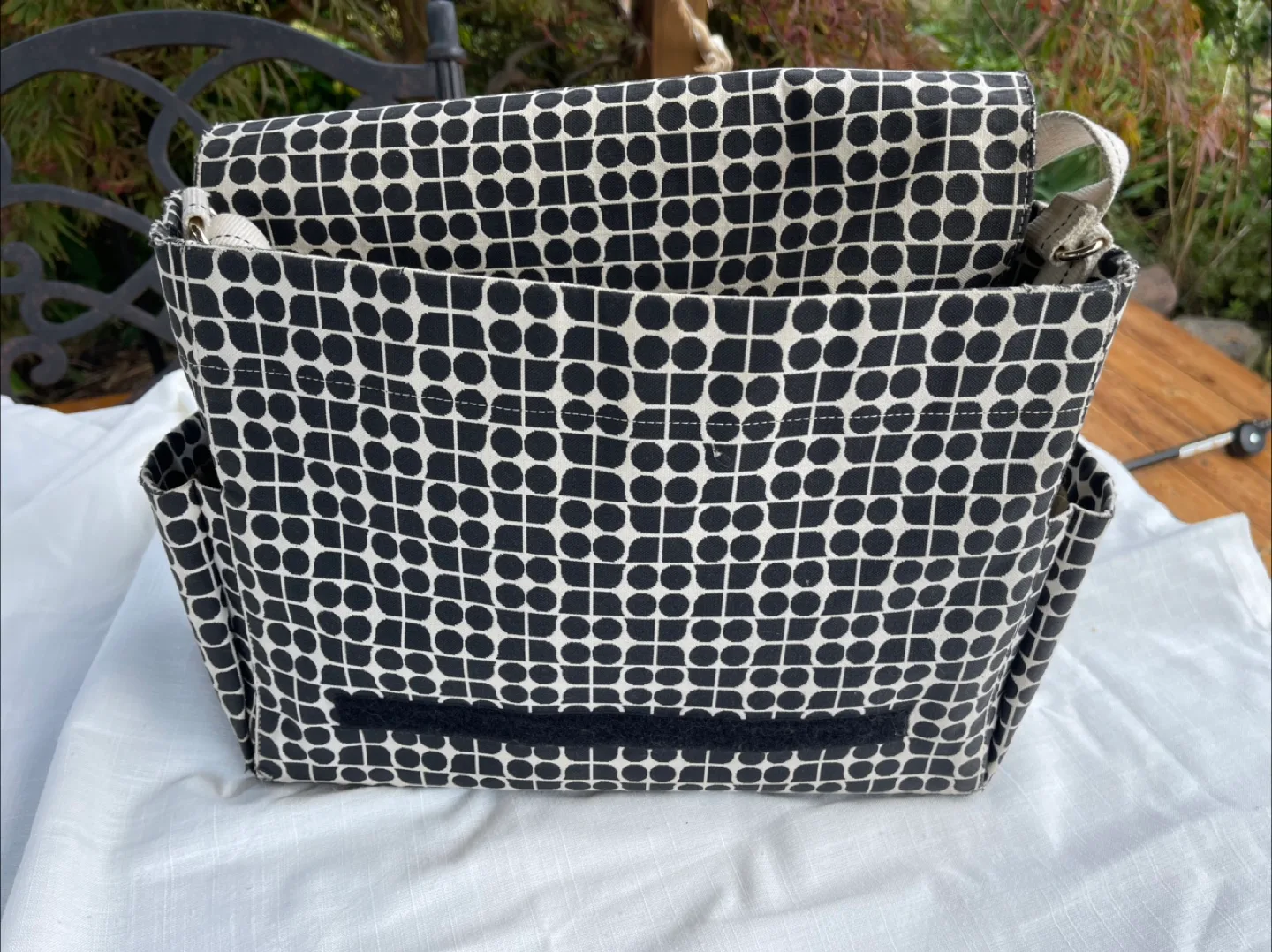 Kate Spade Black/White messenger bag image indicator(5)