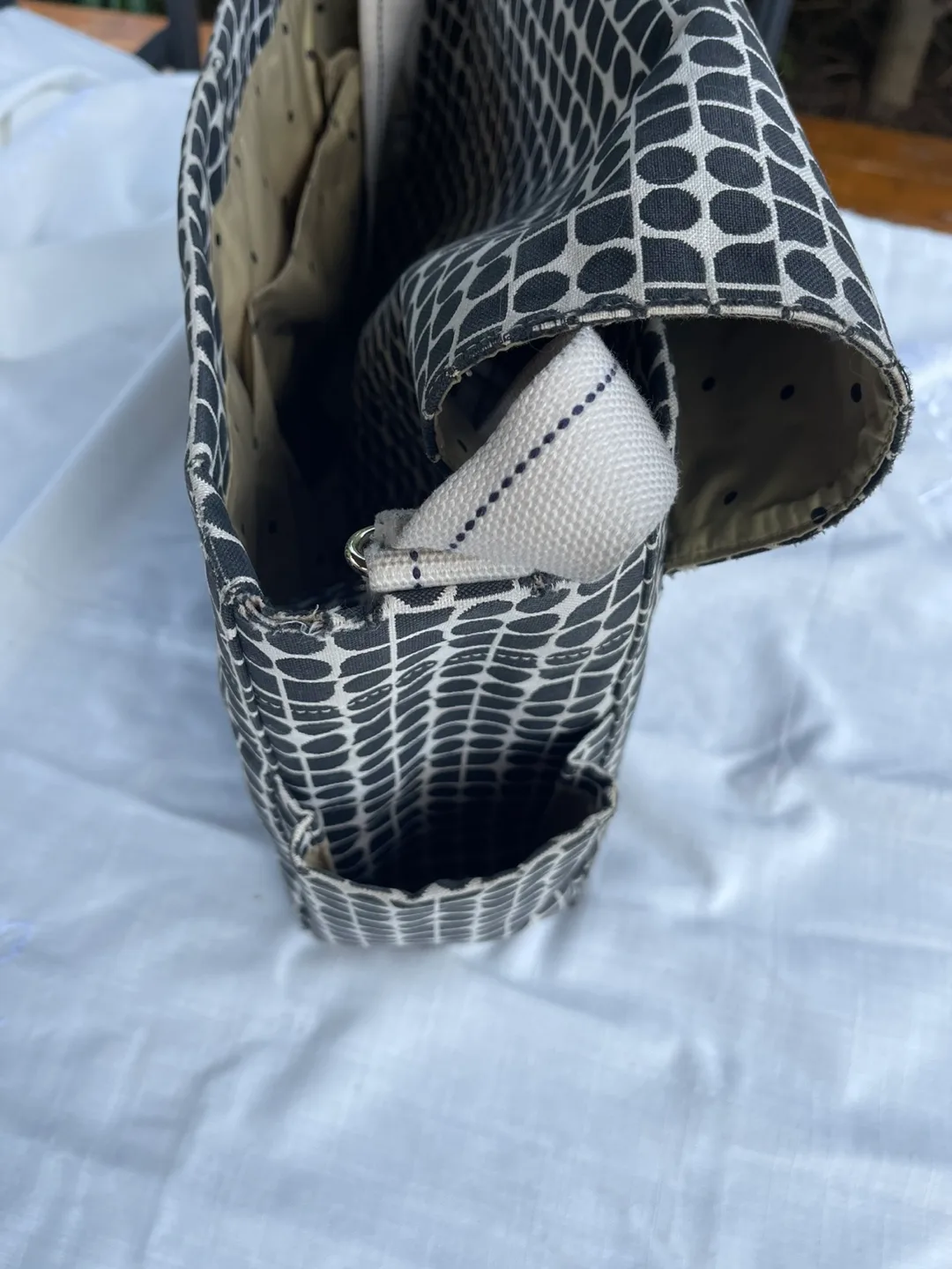 Kate Spade Black/White messenger bag image indicator(4)