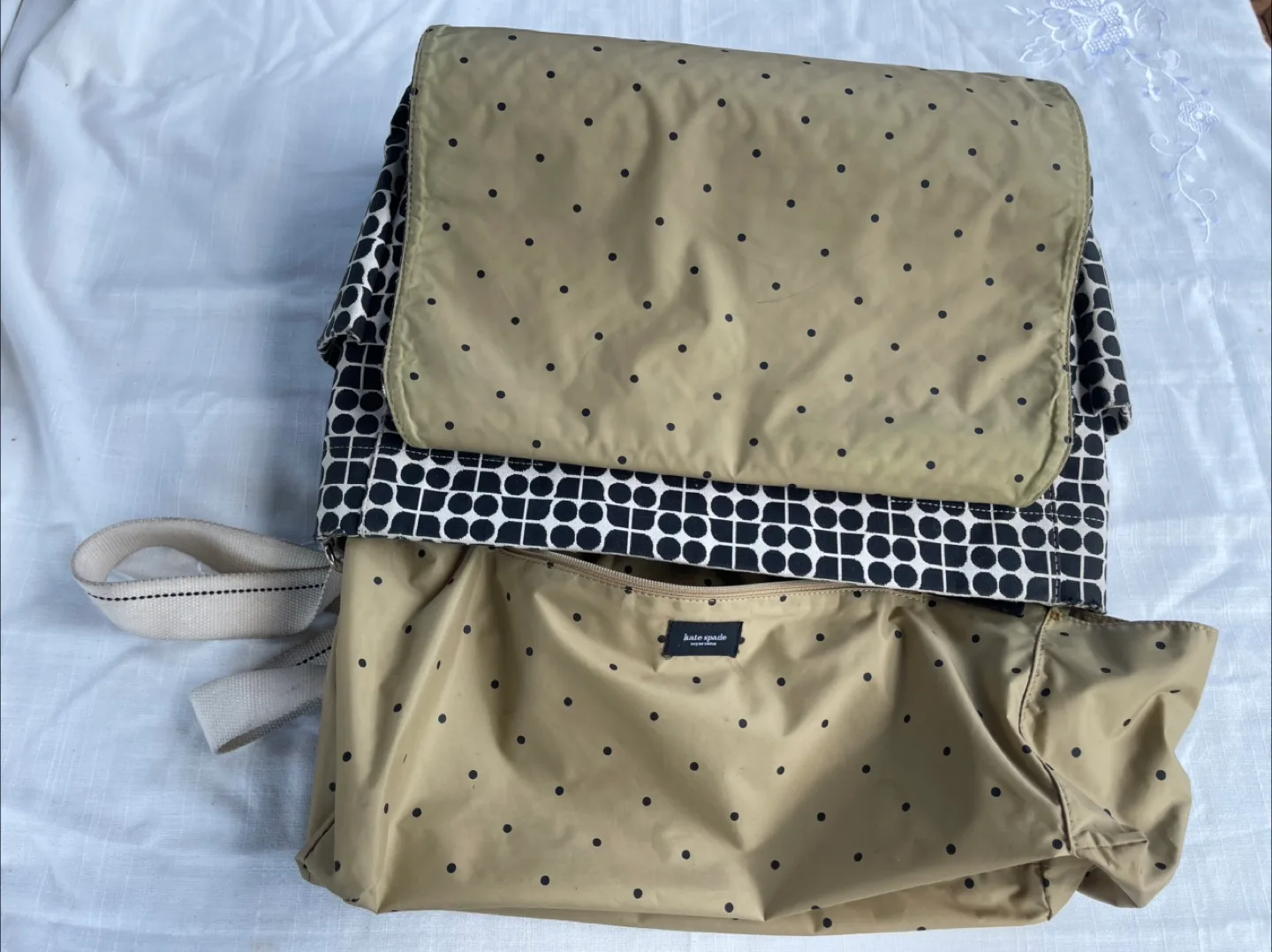 Kate Spade Black/White messenger bag image indicator(2)