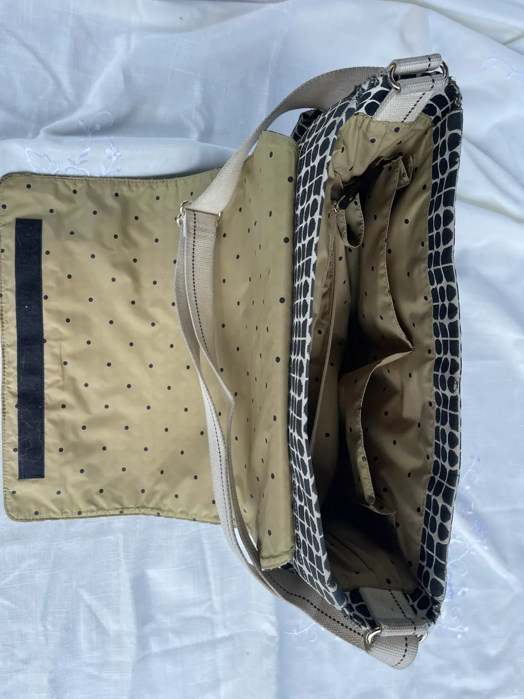 Kate Spade Black/White messenger bag image indicator(3)