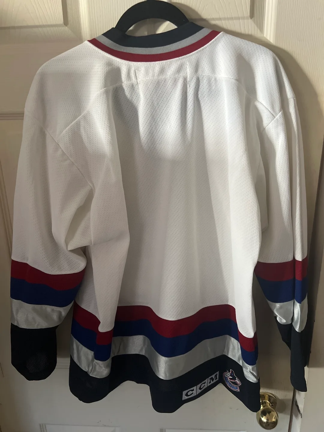 CCM Vancouver Canucks Hockey Jersey - Size M image indicator(3)