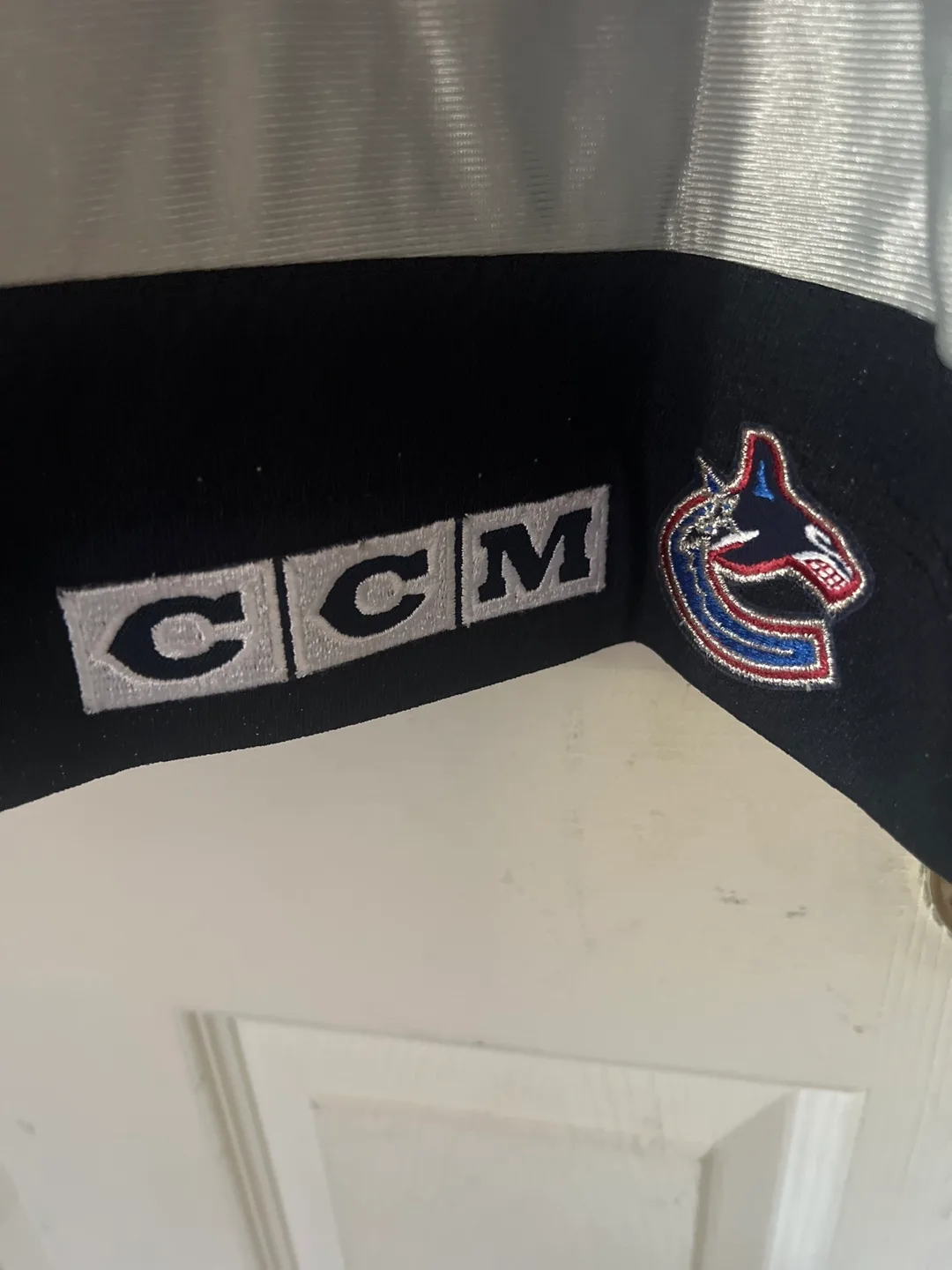 CCM Vancouver Canucks Hockey Jersey - Size M image indicator(4)