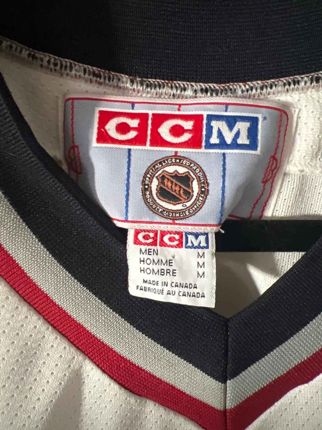 CCM Vancouver Canucks Hockey Jersey - Size M image indicator(2)