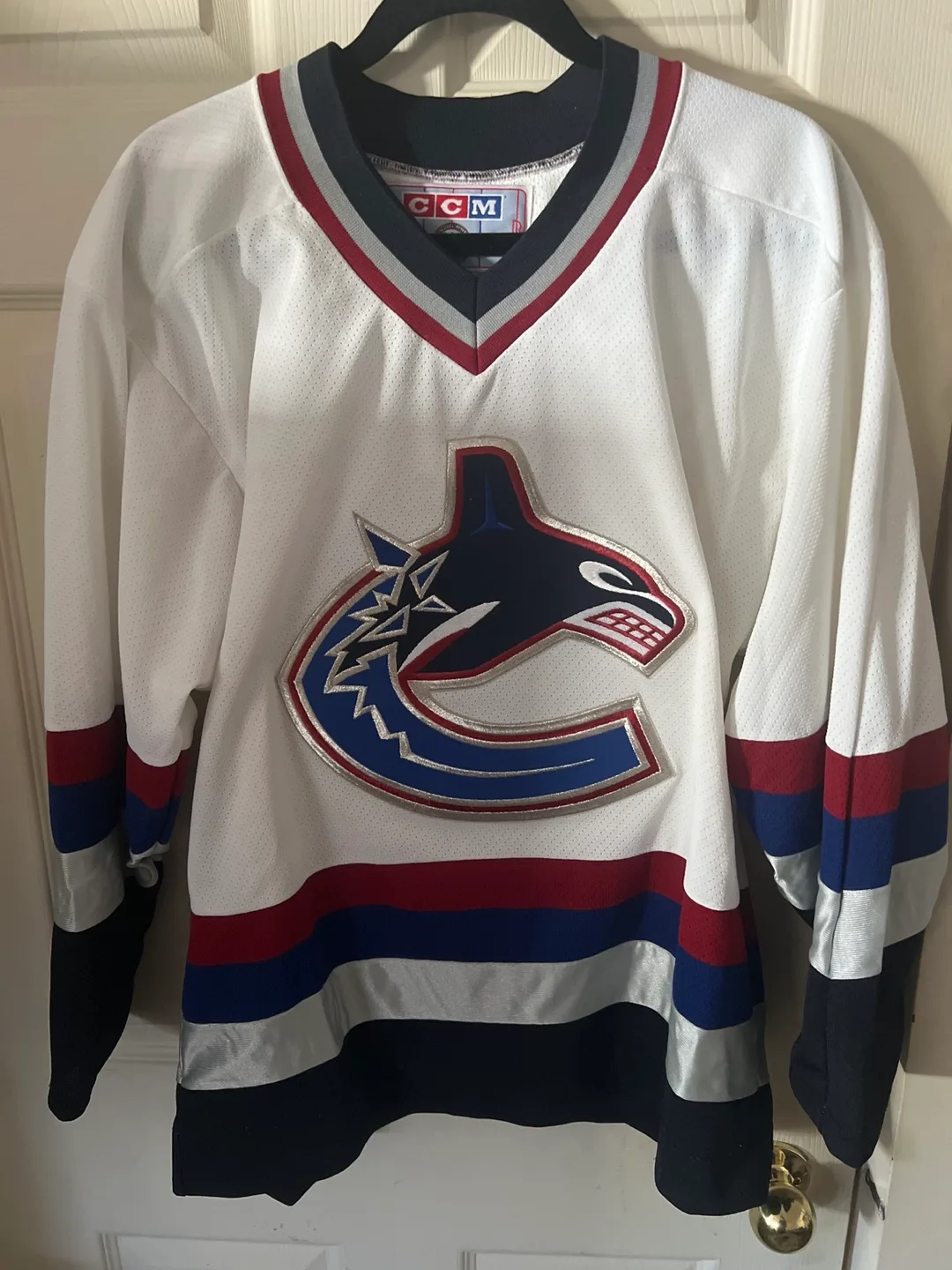 CCM Vancouver Canucks Hockey Jersey - Size M thumbnail