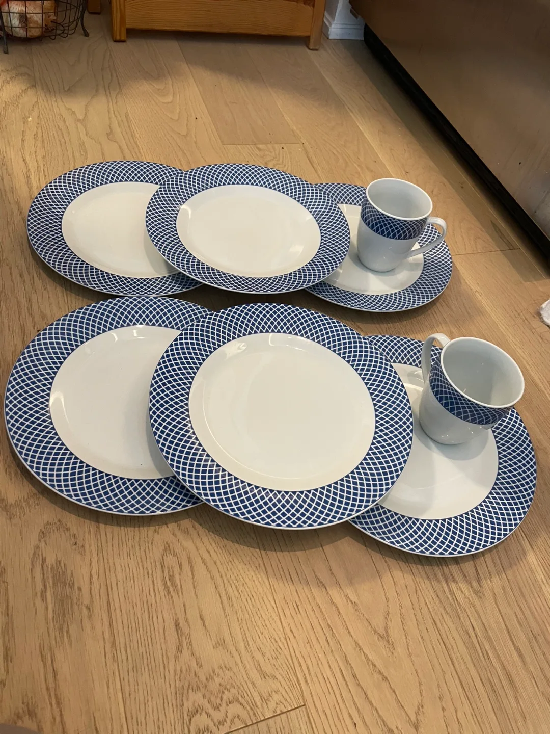 Dinnerware Set - Plates & Cups thumbnail