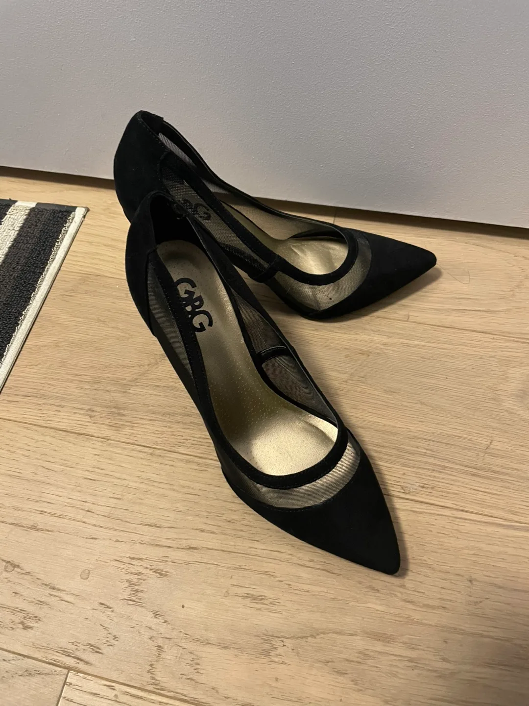 G&G Los Angeles Black Heels - Size 7M thumbnail