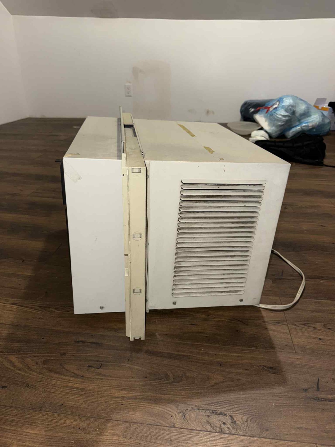 Kelvinator Window Air Conditioner - photo 3