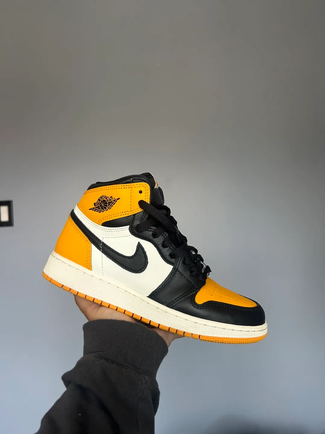 Air Jordan 1 Retro High Taxi Yellow thumbnail