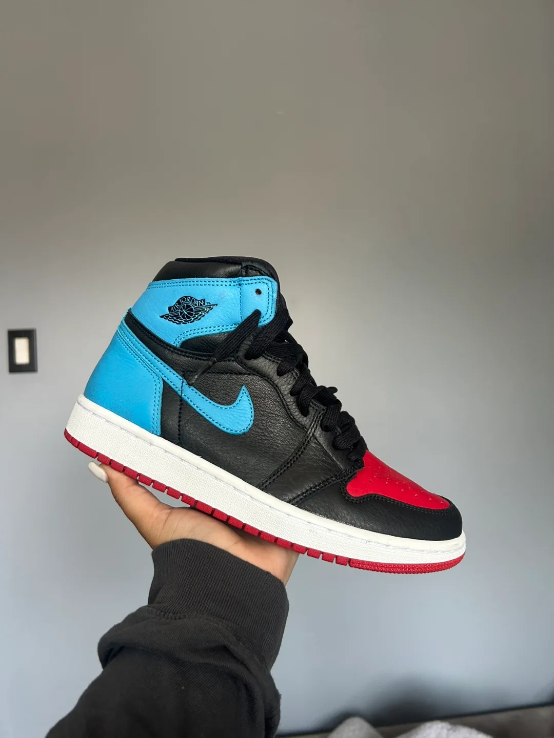 Air Jordan 1 Retro High OG UNC Chicago thumbnail