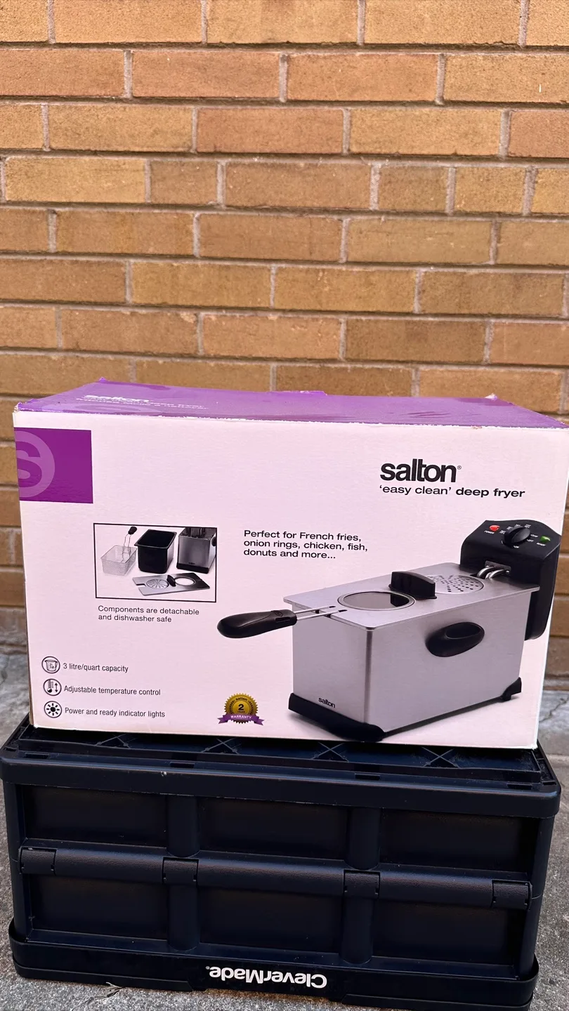 Salton 'easy clean' deep fryer - New in box! thumbnail