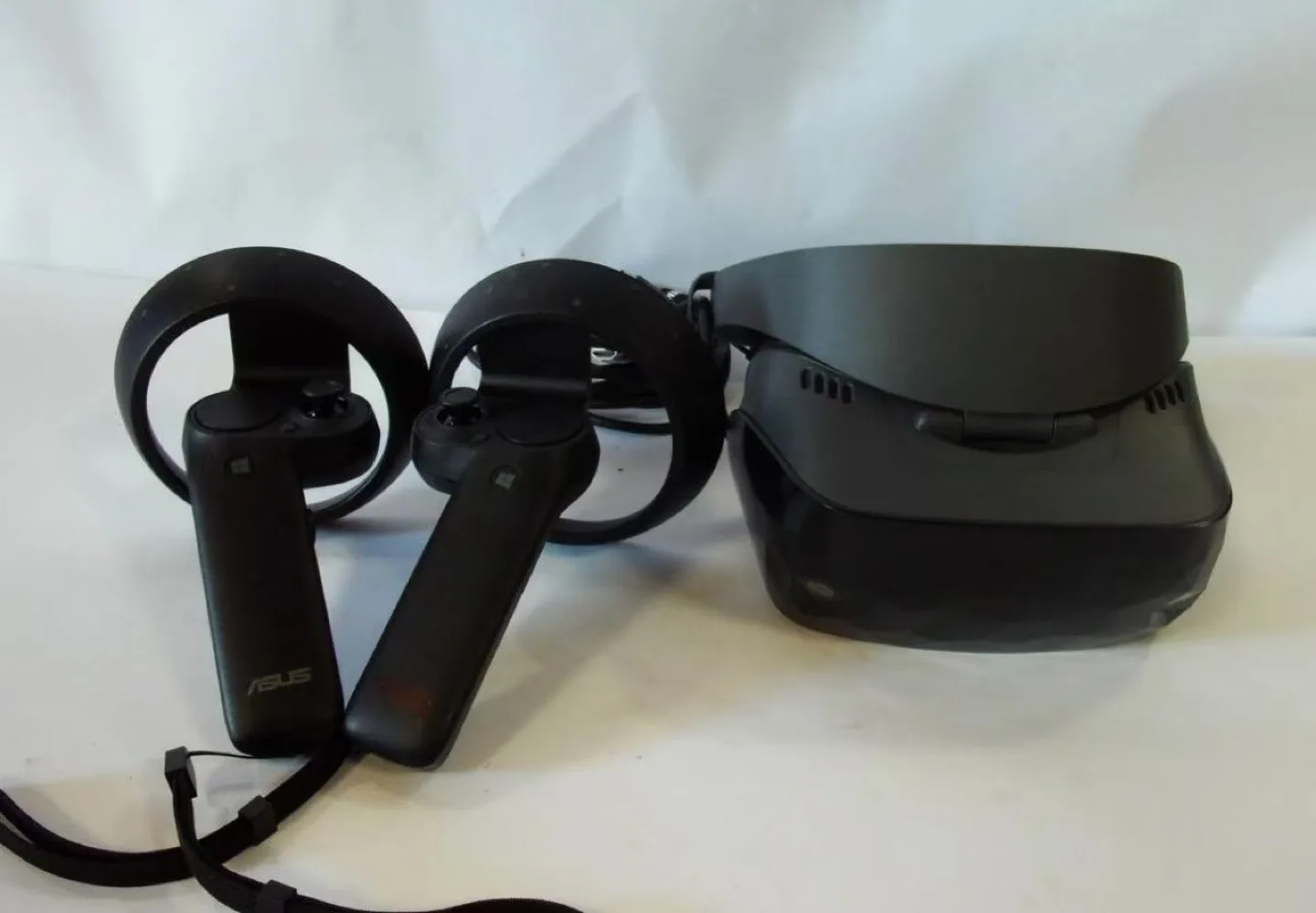 Windows Mixed Reality VR Headset with two controller thumbnail