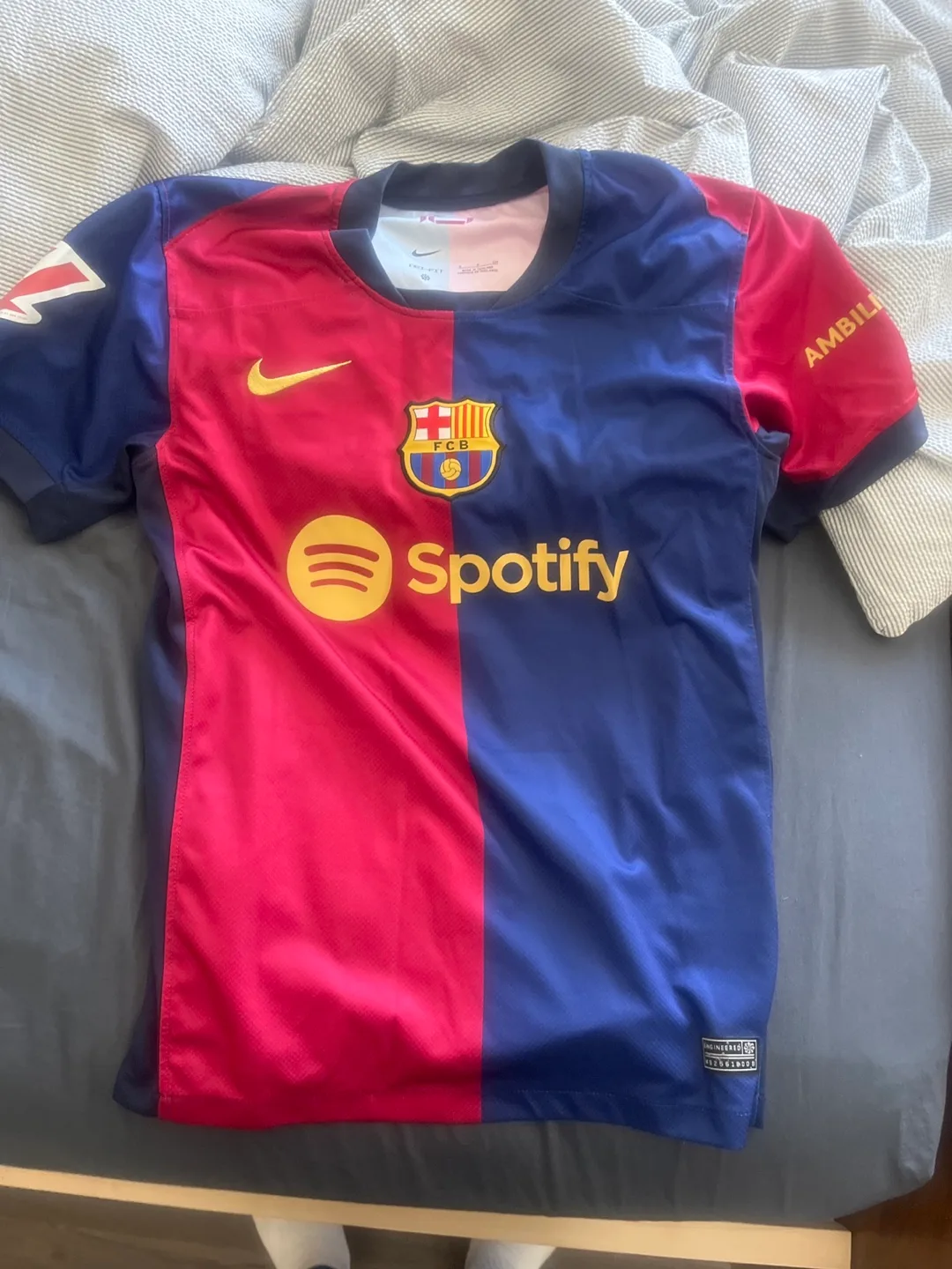 FC Barcelona Lamine Yamal #19 Jersey - Size M thumbnail