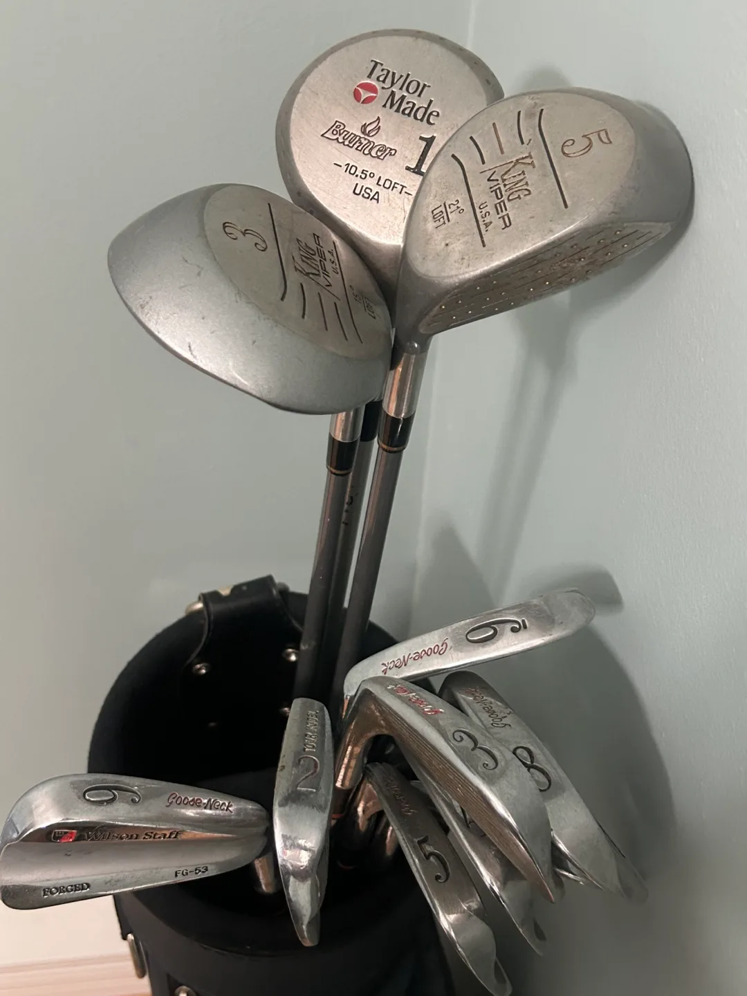 Men’s golf club set and a bag of balls and tees image indicator(3)