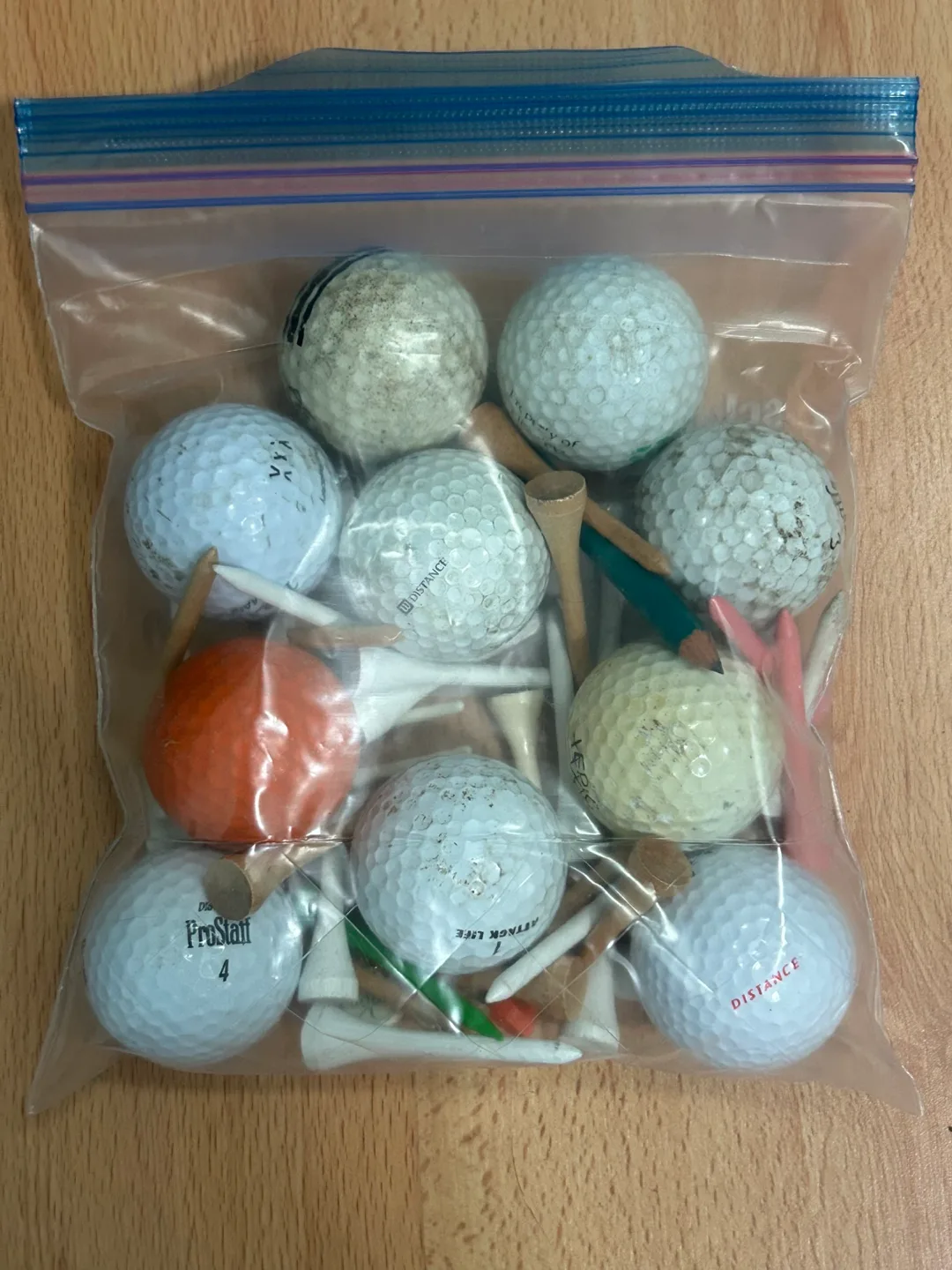 Men’s golf club set and a bag of balls and tees image indicator(2)