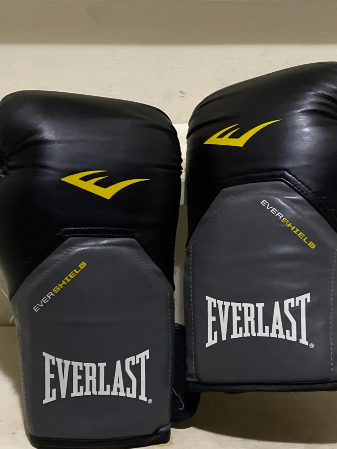 Everlast Heavy Boxing Bag with Stand + Gloves thumbnail
