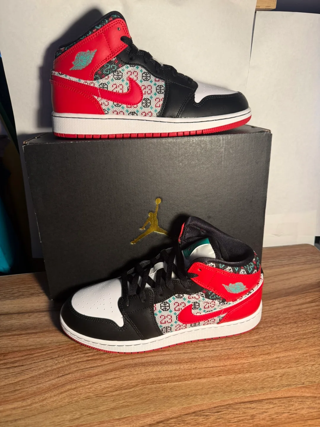 Air Jordan 1 Mid SE “Ugly christmas” Size 7Y thumbnail