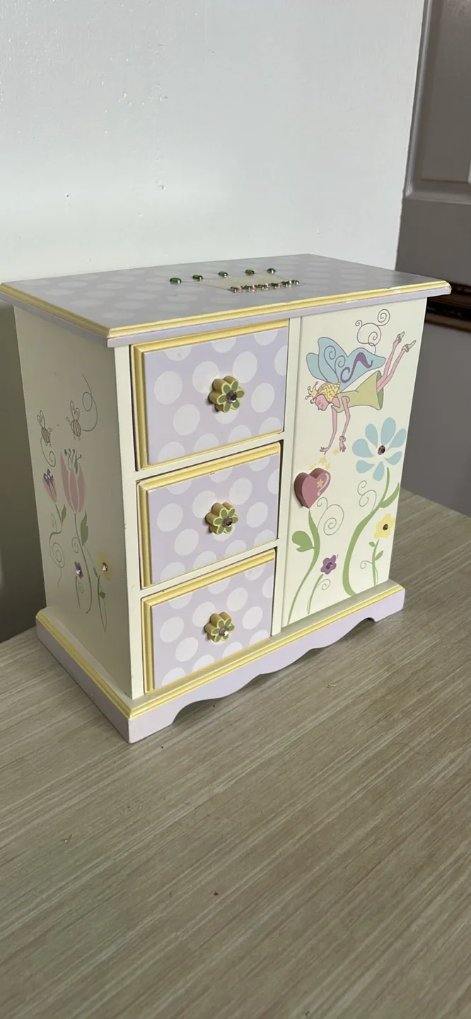 Kids' Wooden Jewelry Box image indicator(7)