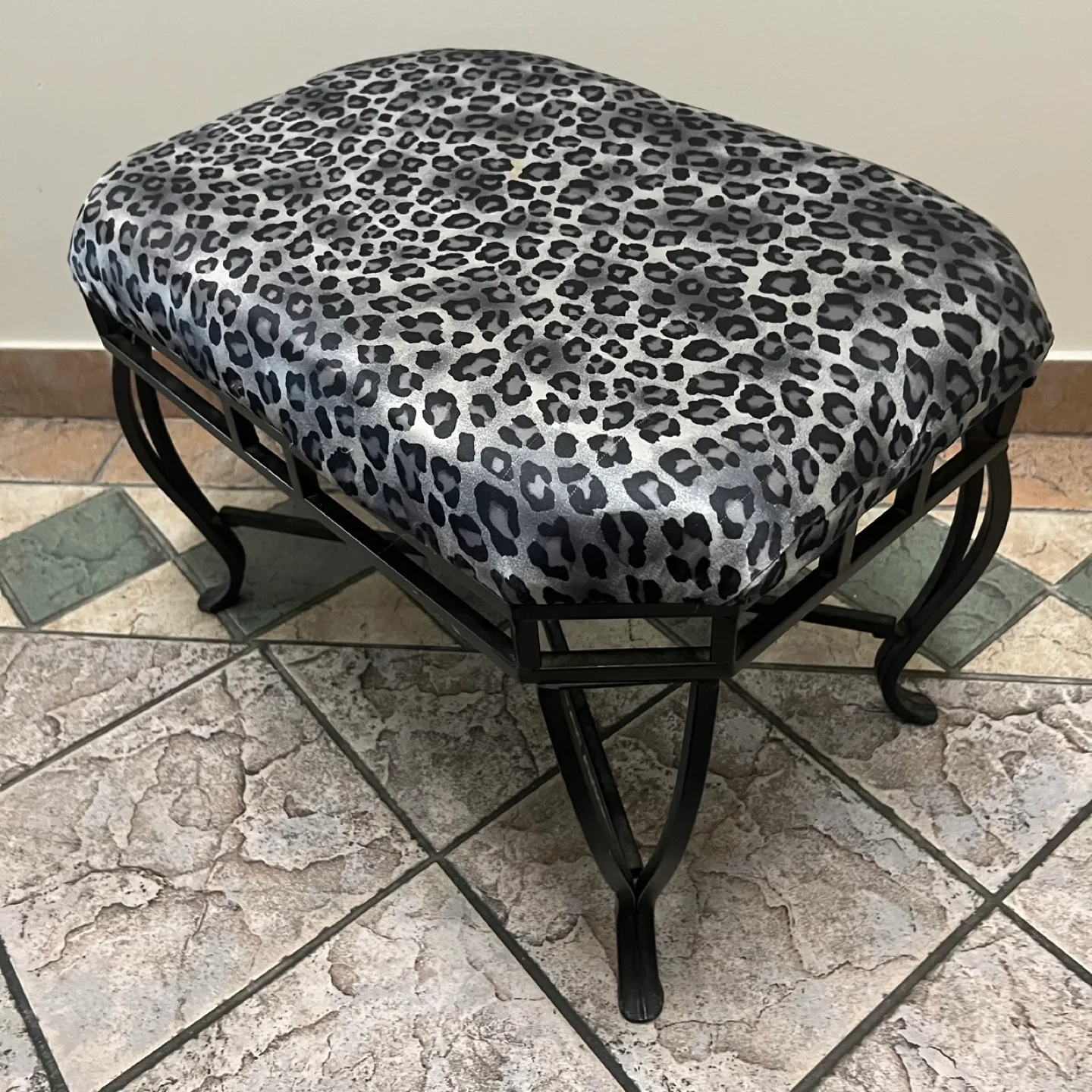Leopard Print Vanity Stool image indicator(2)