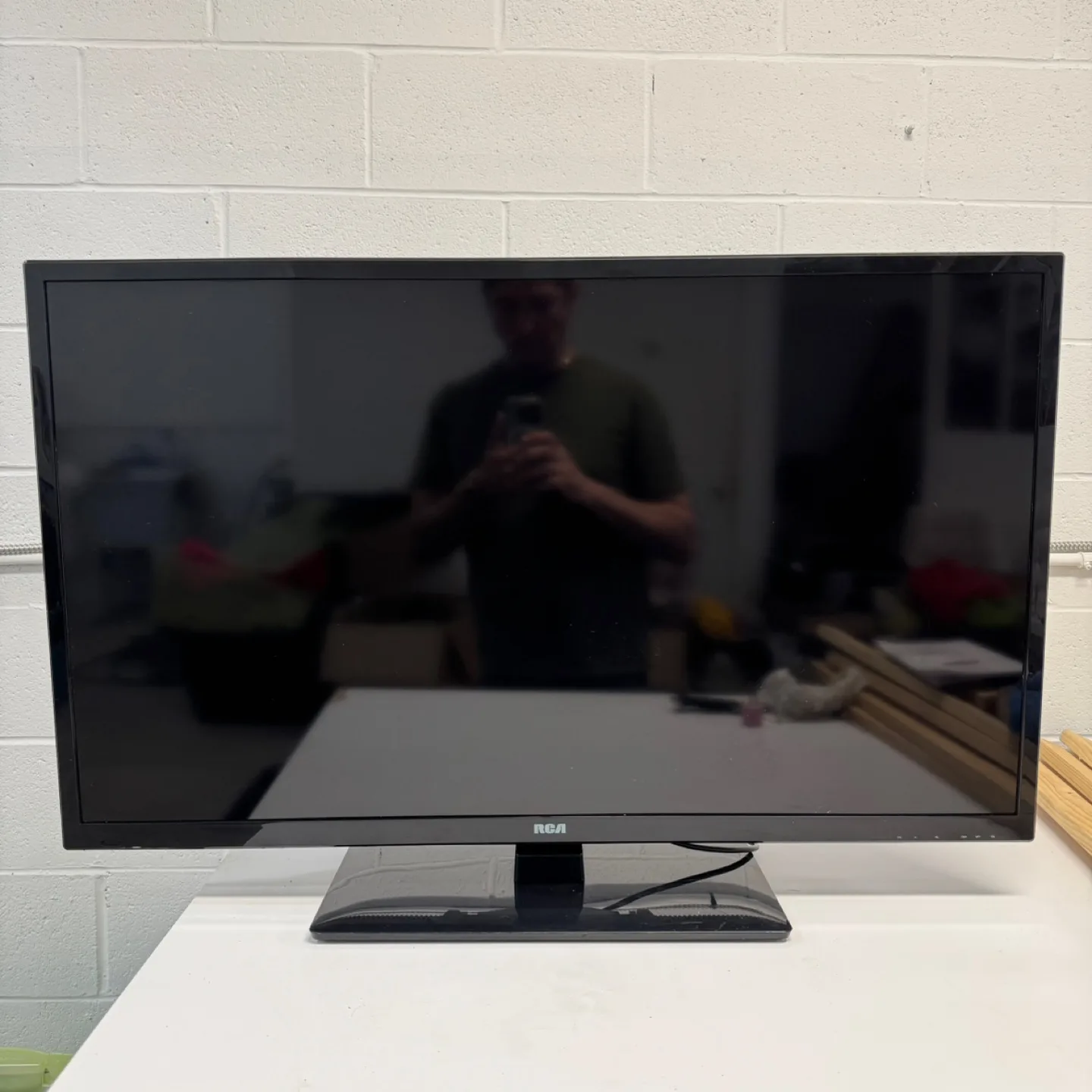 RCA 40" LED TV thumbnail