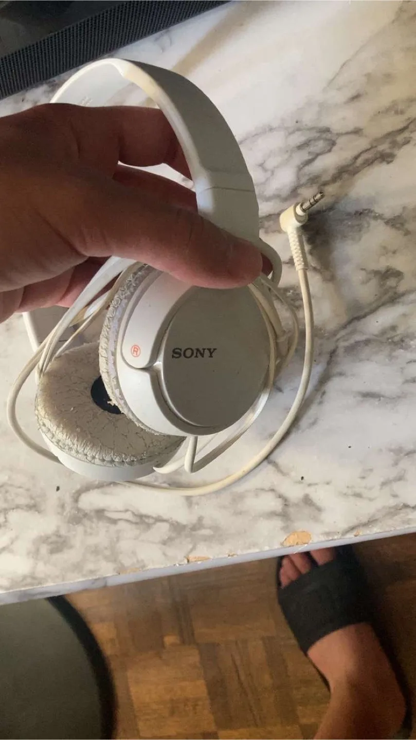 Sony White Headphones image indicator(2)